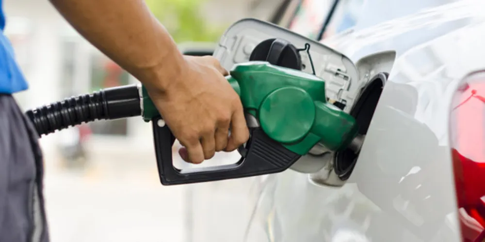 Valor da gasolina será reduzido em 3% a partir da terça-feira, 14, nas refinarias da estatal