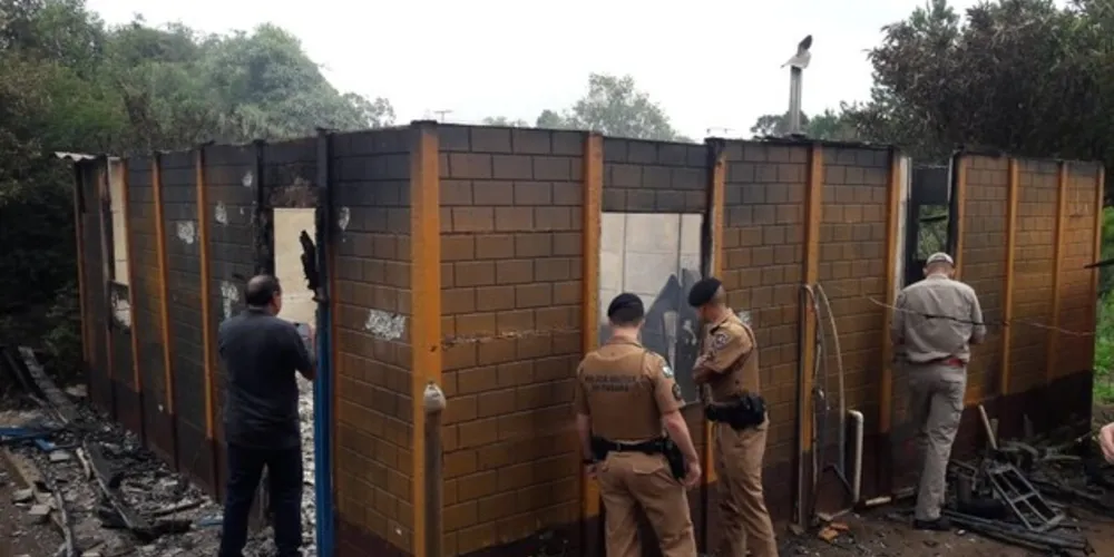 Policiais e bombeiros encontraram a casa destruída pelas chamas na manhã desta segunda-feira (13).