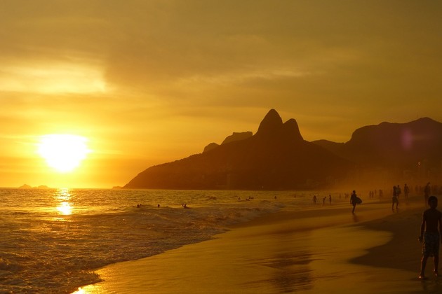 Praia de Ipanema, no Rio de Janeiro, com um exuberante pôr do sol