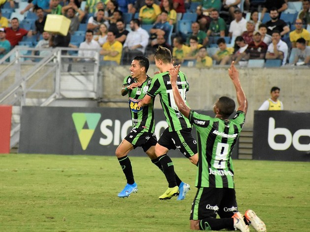 Matheusinho e Juninho marcaram os gols da vitória na Arena Pantanal