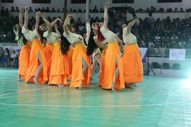 Após a cerimônia de abertura foi a vez da apresentação de dança com grupos de várias escolas