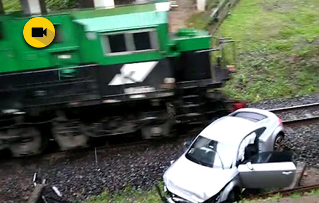 Imagem ilustrativa da imagem Vídeo flagra momento que trem atinge carro na BR-376
