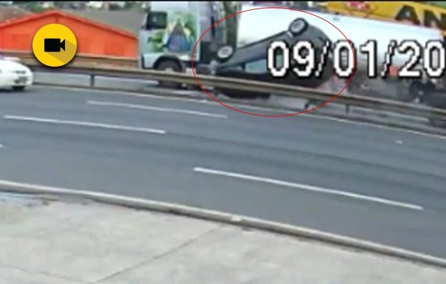 Imagem ilustrativa da imagem Vídeo mostra carro capotando após batida em caminhão