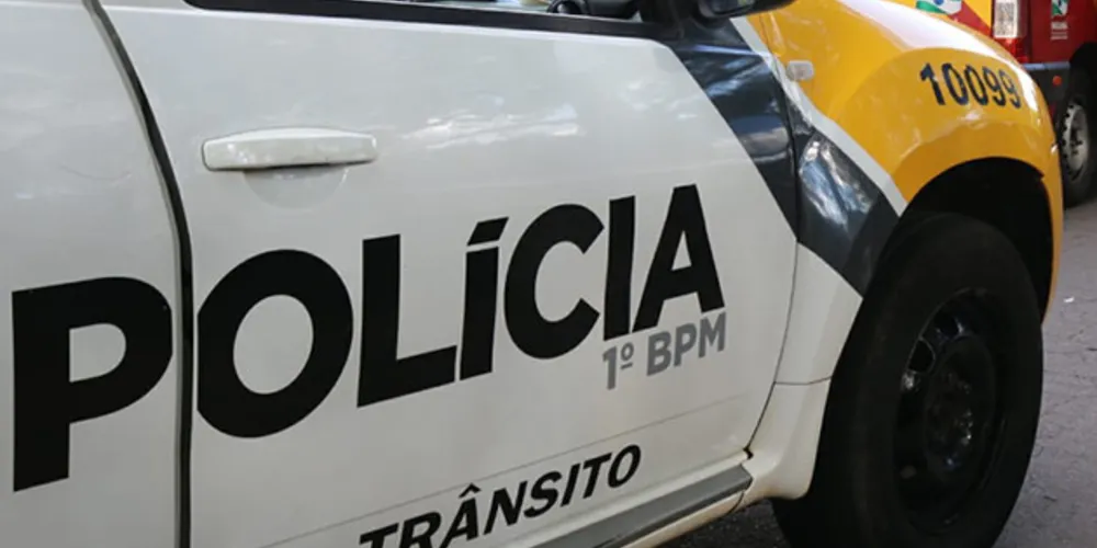 Apesar do susto, houve apenas danos materiais e o motorista foi levado até a delegacia