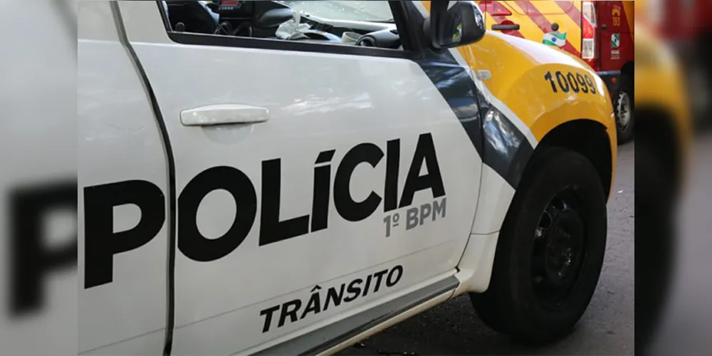 Apesar do susto, houve apenas danos materiais e o motorista foi levado até a delegacia