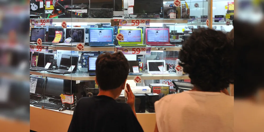 De acordo com o levantamento da CNI, quanto menor a renda familiar maior o costume de esperar promoções 