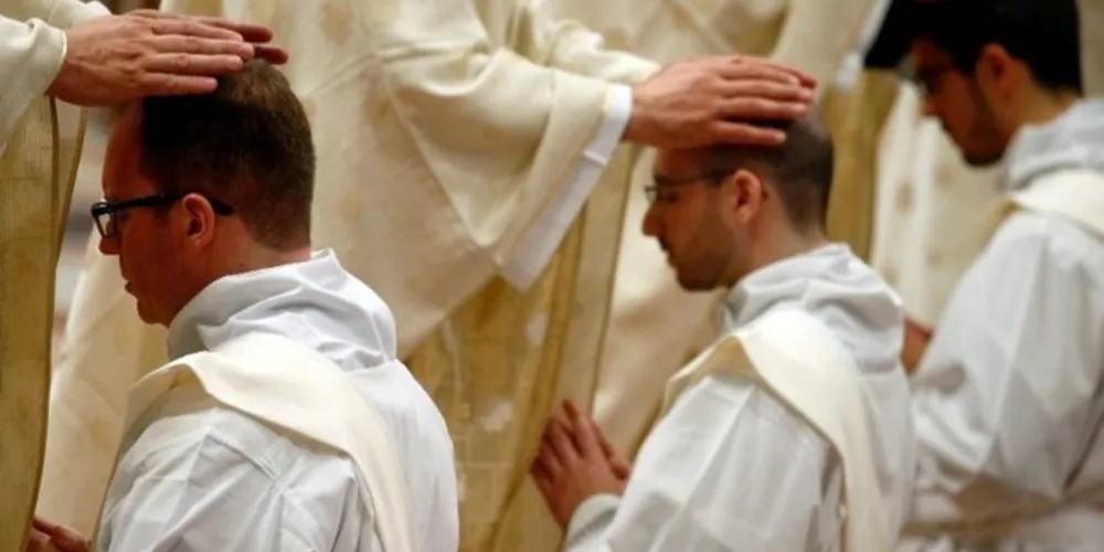 O responsável pela assessoria de imprensa, Matteo Bruni, disse que o papa Francisco sempre se opôs à eliminação do celibato