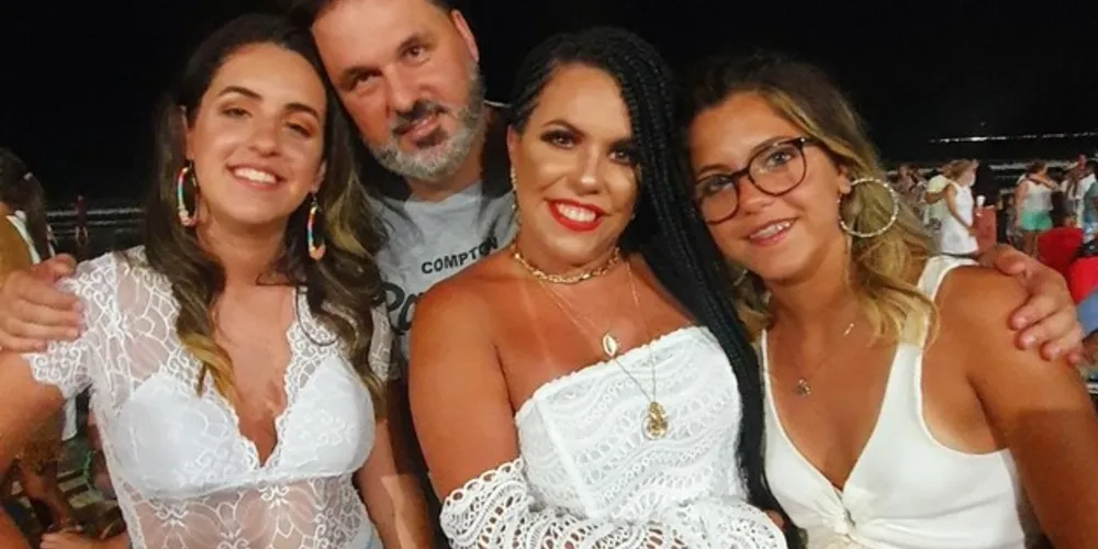 PORTRAIT – No registro especial para a coluna RC, o casal Fernando e Nadja Marques com as filhas Gabriela e Lívia Marques, num momento em família no litoral catarinense.