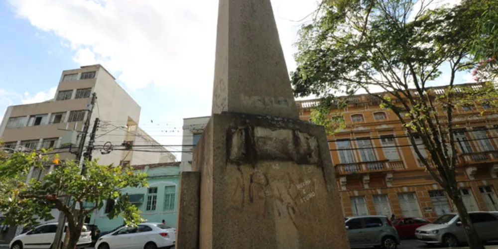 Imagem ilustrativa da imagem Vândalos furtam placas de bronze de monumentos