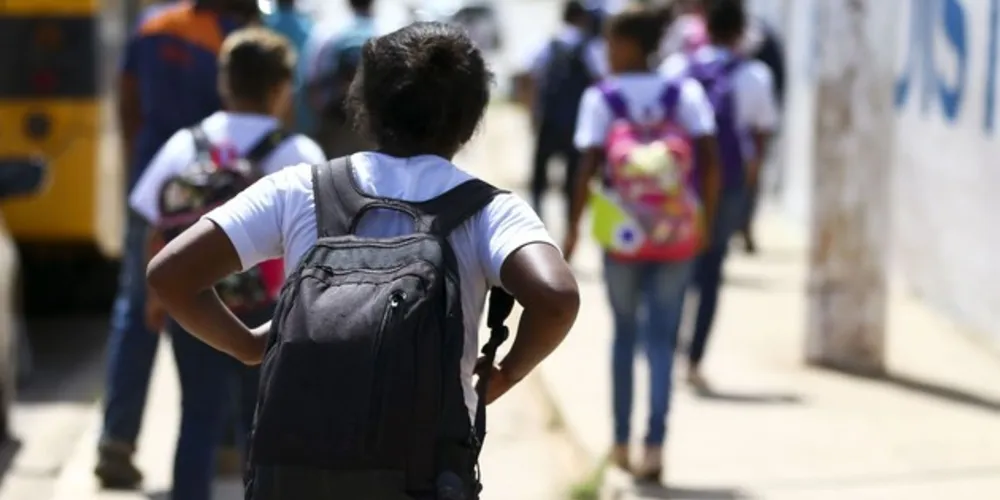 O que se recomenda é que o peso máximo para cada criança seja 10% do peso corporal