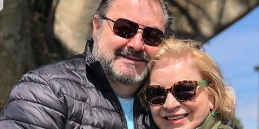 BRINDE A VIDA - O Secretário de Administração e Recursos Humanos da Prefeitura, Ricardo Linhares, festeja idade nova nesta quinta-feira (16) . Um dos nomes fortes da administração Rangel, Ricardo desenvolve grandes projetos na área de inovação e gestão de pessoas. No registro especial para a coluna, Ricardo e sua esposa Claudia. Nossos votos de felicidade ao aniversariante!