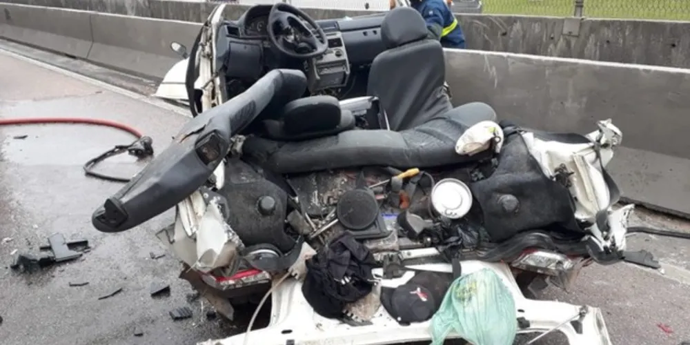 Imagem ilustrativa da imagem Carro fica prensado entre caminhões na BR-116