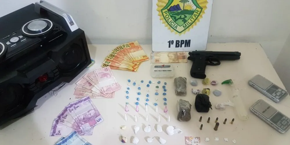 Vários tipos de drogas foram apreendidos e duas pessoas acabaram presas em flagrante