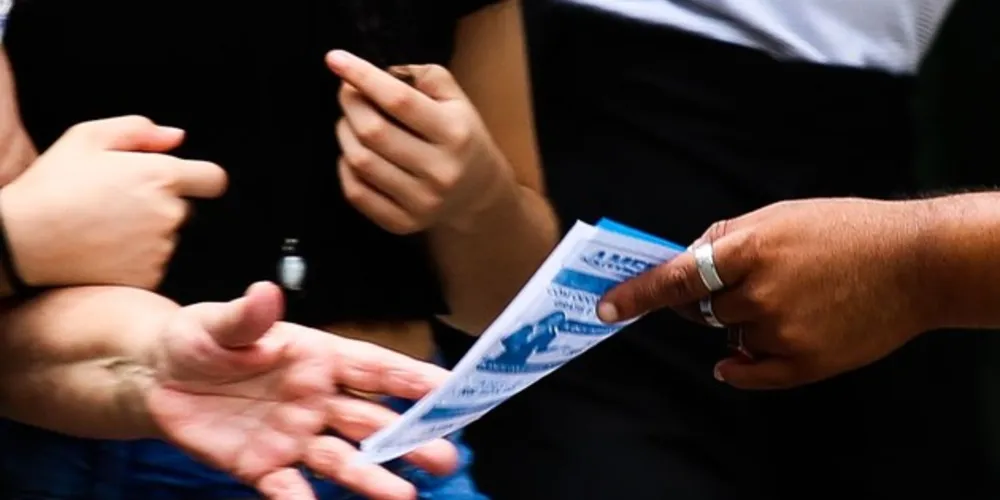 O decreto proíbe a distribuição manual dos panfletos, o lançamento de veículos e aeronaves ou o oferecimento em mostruários