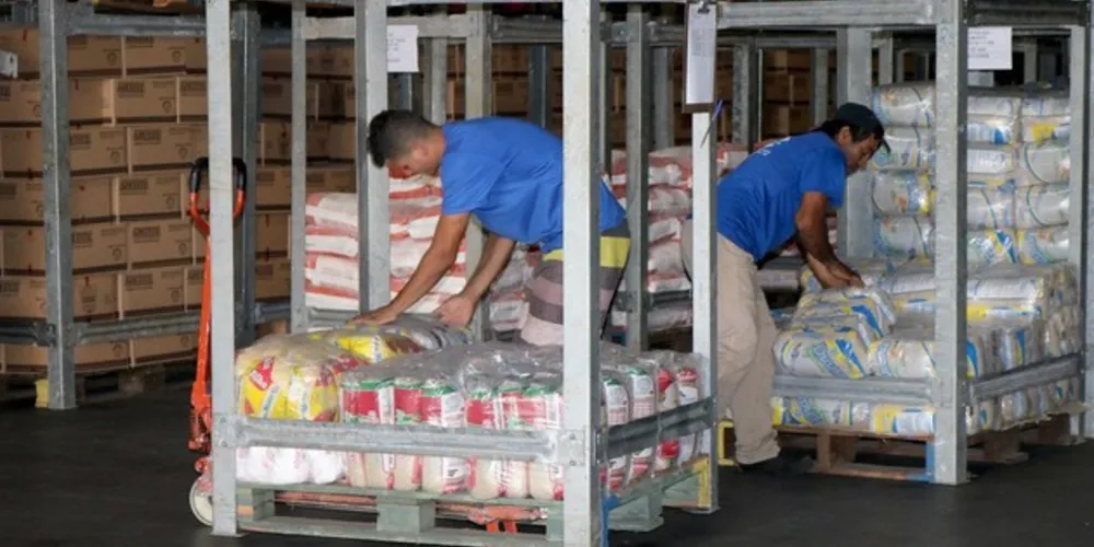 São produtos como achocolatado, açúcar, arroz, biscoito, flocos de cereais, composto lácteo, farinhas, feijão, macarrão, molho de tomate e óleo de soja