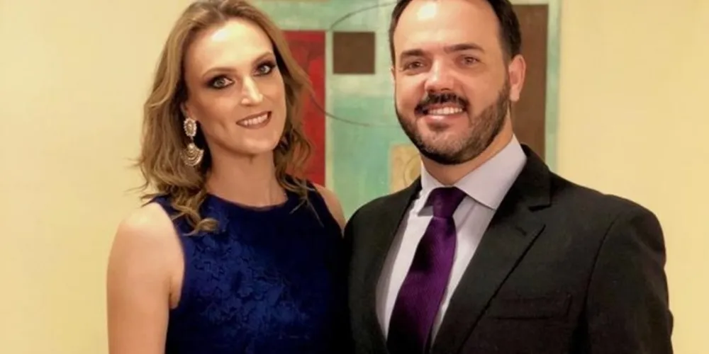 INPELLE - A clínica Inpelle Saúde e Beleza, localizada no Palladium Shopping, comandada pelo médico dermatologista Franck Bobato e a fisioterapeuta Valeska Bobato completou na última quinta-feira (15), seu quarto ano de trabalho em nossa cidade. A Inpelle com sua equipe de profissionais tem a cada dia conquistado novos pacientes sendo assim referência no setor, sempre mantendo a essência que se resume em qualidade no atendimento, modernidade e principalmente e mais importante, a humanidade. Essa tríade tem construído a reputação impecável da Inpelle e tem mantido sempre, crescendo a clientela da clínica. Da coluna RC os votos de constante sucesso a toda dedicada equipe de profissionais.