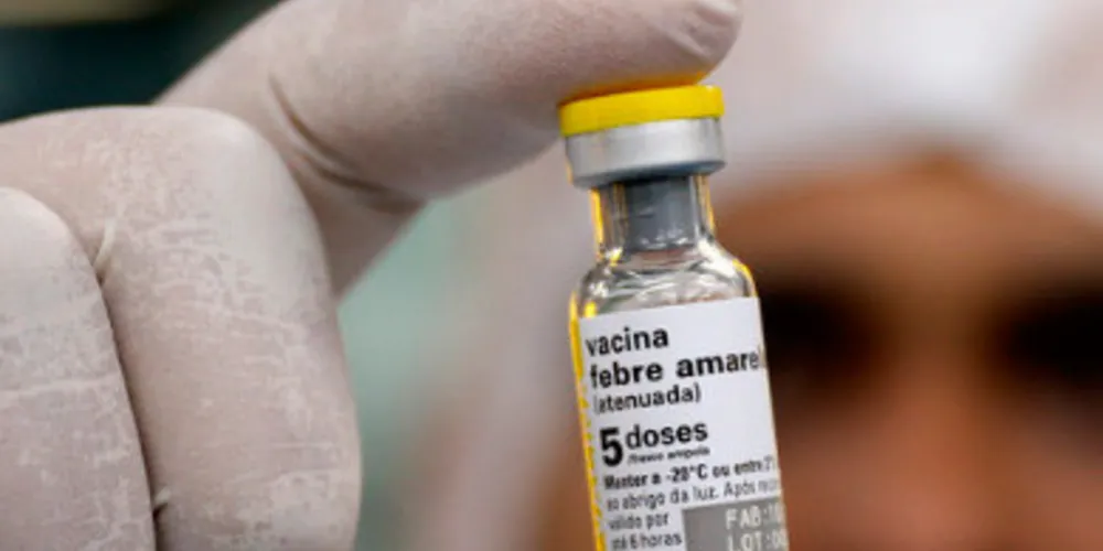 O público-alvo para a vacinação são pessoas a partir de nove meses de vida a 59 anos. As pessoas acima de 60, com indicação médica, também podem receber a dose.