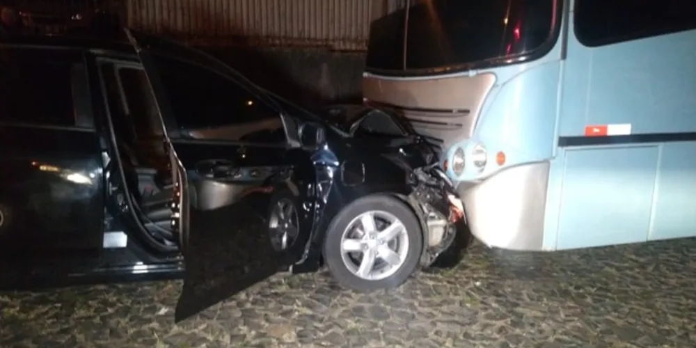 Imagem ilustrativa da imagem Motorista perde o controle e bate contra ônibus