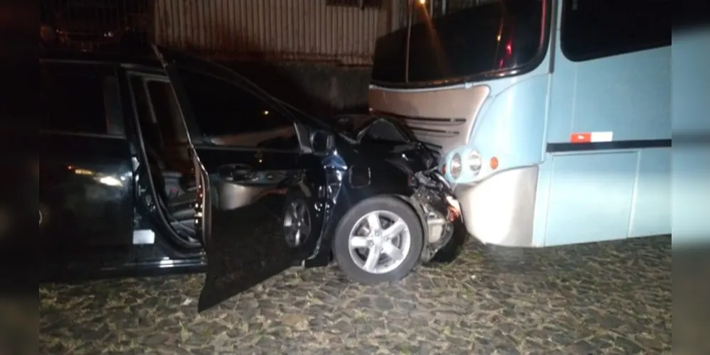 Imagem ilustrativa da imagem Motorista perde o controle e bate contra ônibus