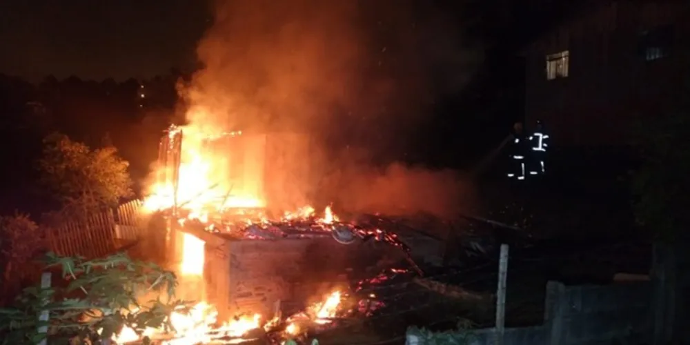 Imagem ilustrativa da imagem Incêndio consome residência em Uvaranas