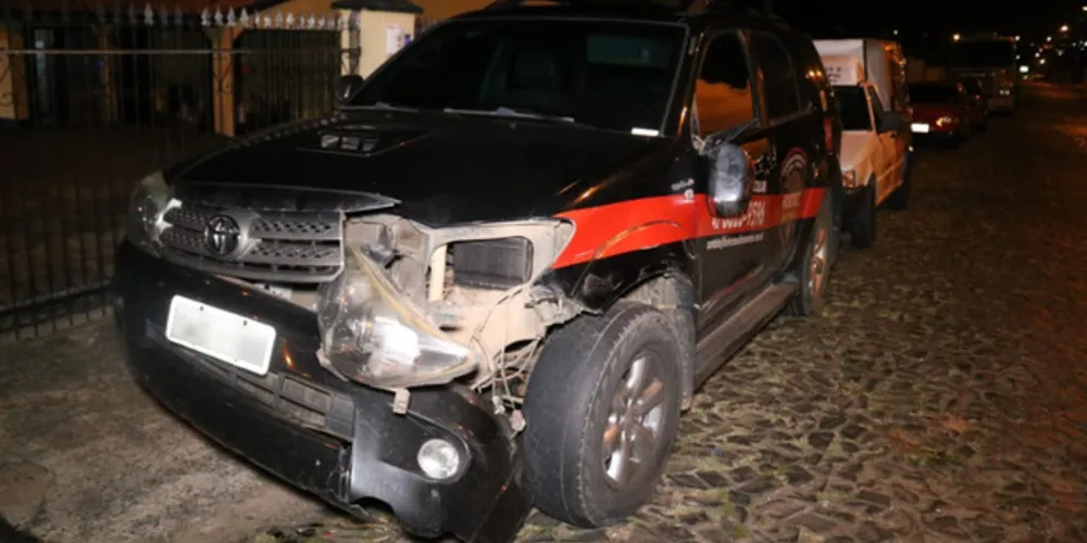 Imagem ilustrativa da imagem Carreta bate em carro parado e motorista tenta se evadir