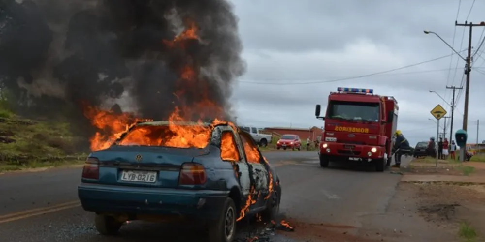 Fogo se alastrou por todo o veículo rapidamente e carro foi destruído