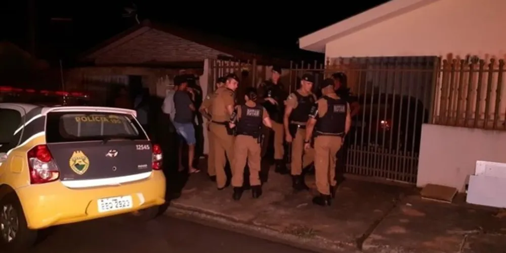 Vítima foi encontrada dentro de casa com mais de 20 facadas pelo corpo