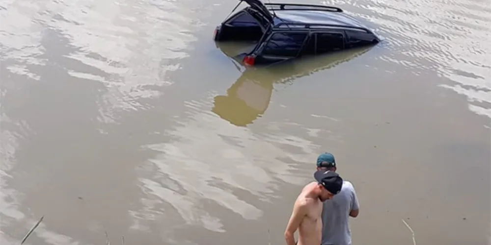 Carro capotou por três vezes e caiudentro de represa; motorista foi socorrido