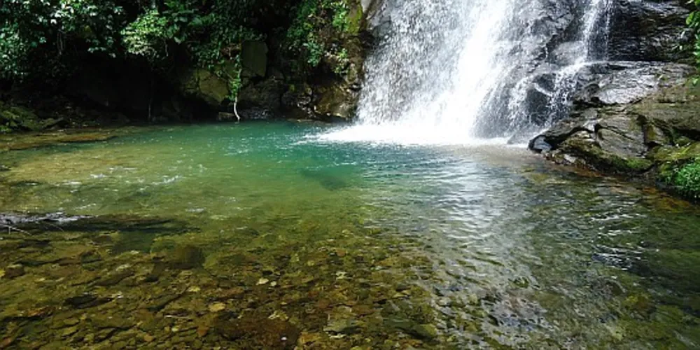 Atividade traz trilha de nível difícil e mergulho na cachoeira do Bracinho, uma das mais belas da região