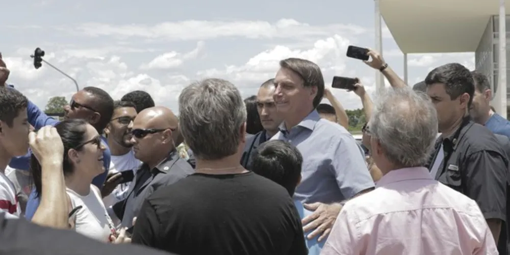 Presidente também tirou fotos com turistas e apoiadores na capital federal