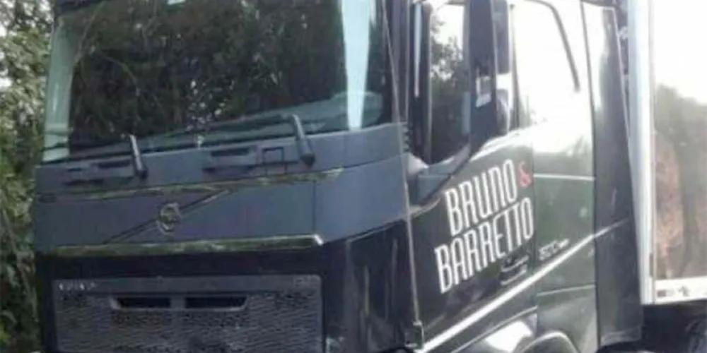 Caminhão da dupla Bruno e Barreto se envolveu no acidente com morte em SC
