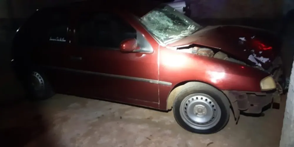 Carro foi abandonado e motorista fugiu sem prestar socorro