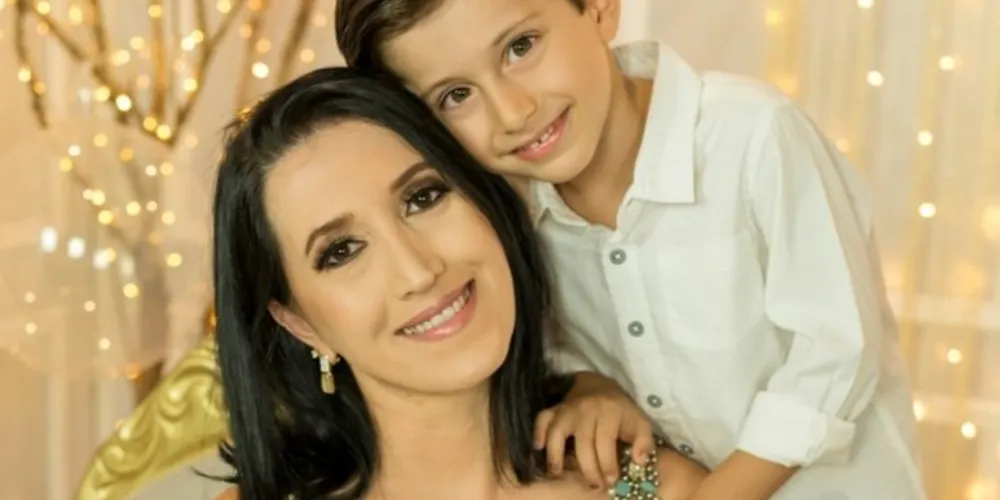 NIVER - O pequeno João Fernando Pimentel na última terça-feira (21), recebeu os cumprimentos pela passagem de seu quinto aniversário. No registro, João e sua mãe, a estilista Fernanda Nadal. Da coluna RC os votos de felicidades. 