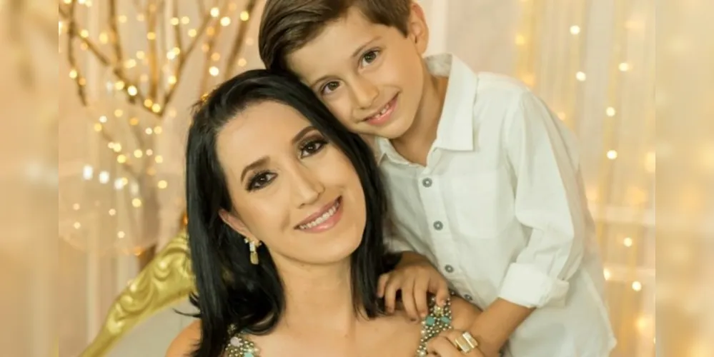NIVER - O pequeno João Fernando Pimentel na última terça-feira (21), recebeu os cumprimentos pela passagem de seu quinto aniversário. No registro, João e sua mãe, a estilista Fernanda Nadal. Da coluna RC os votos de felicidades. 