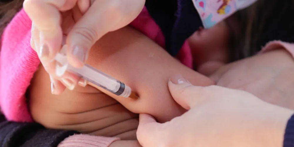 A vacina pentavalente previne a Meningite, Tétano, Coqueluche, Difteria e Hepatite B. As crianças devem tomar aos 2, 4 e 6 meses de idade.