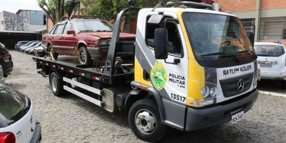 O carro foi abandonado na rua Guauter Oberg, na região do Contorno
