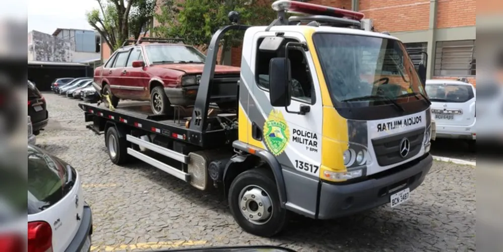 O carro foi abandonado na rua Guauter Oberg, na região do Contorno