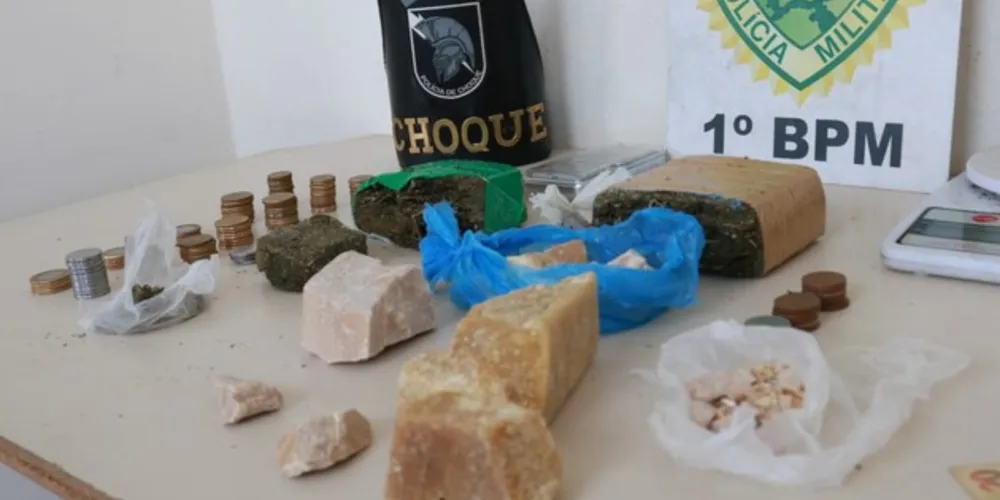 Em abordagem na residência, os policiais encontraram 647 gramas de maconha, 385 gramas de crack e 1.051,00 reais em espécie.