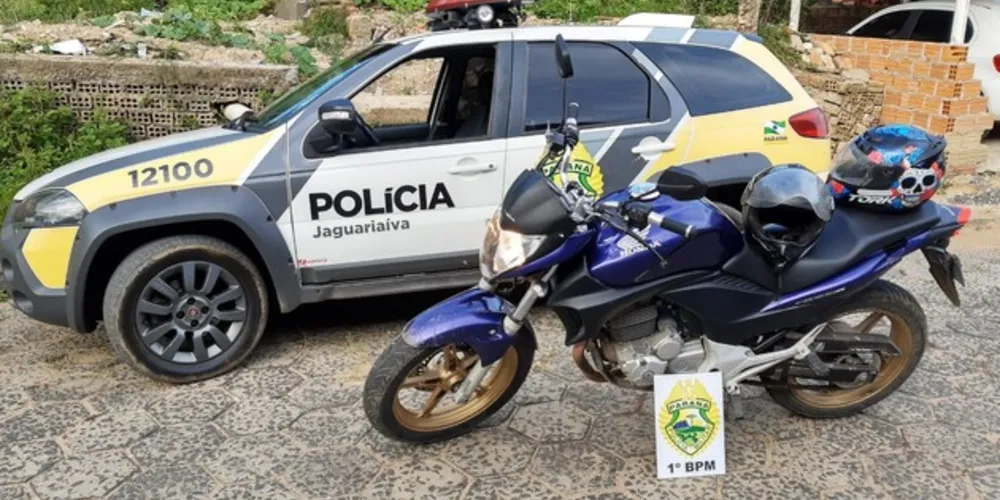 Moto usada na fuga da dupla foi apreendida e levada à delegacia da Polícia Civil