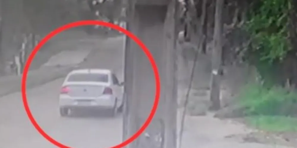 O vídeo contraria a versão do motorista do Scenic, que afirmou que o veículo teria vindo de outra rua.