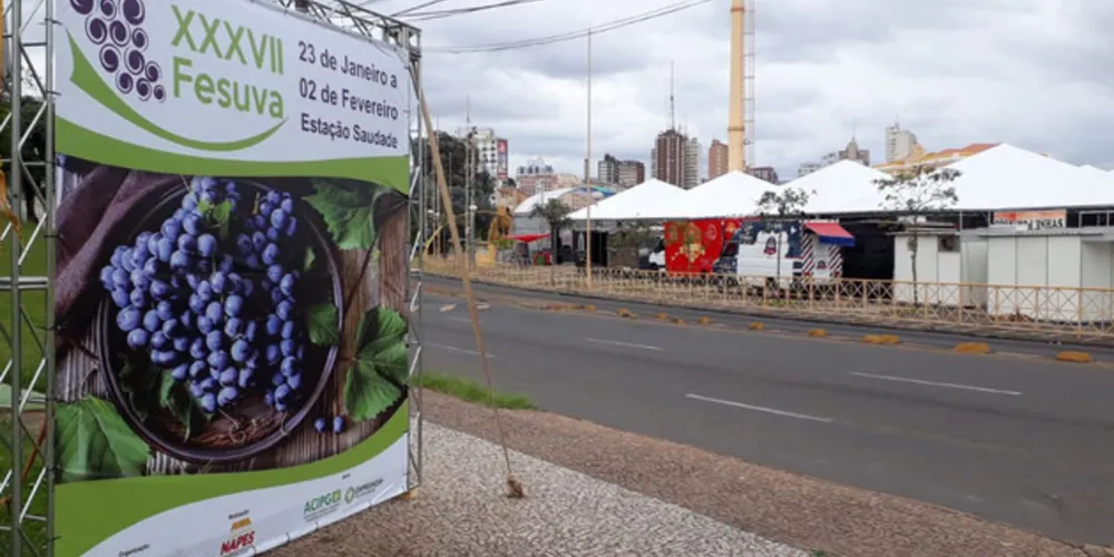 A feira contará com aproximadamente 2000 metros quadrados de área coberta.  Ao todo serão três espaços de venda da uva e cinco produtores de alimentos derivados à base da fruta, como cookies, geleias e doces.