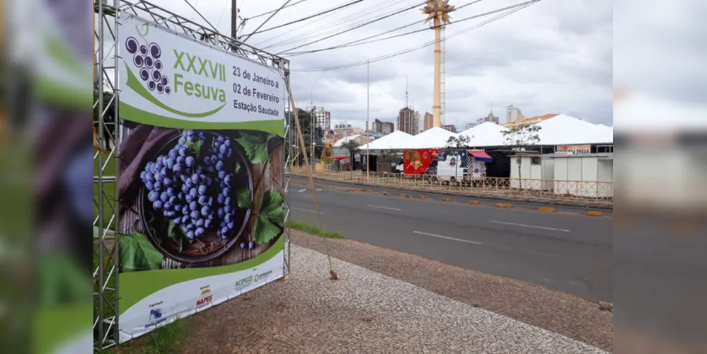 A feira contará com aproximadamente 2000 metros quadrados de área coberta.  Ao todo serão três espaços de venda da uva e cinco produtores de alimentos derivados à base da fruta, como cookies, geleias e doces.