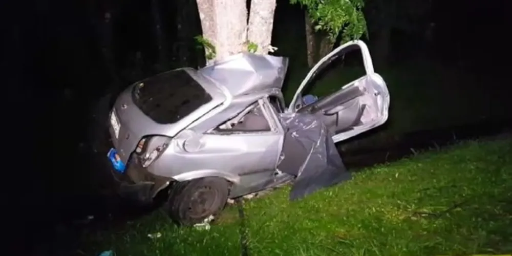 As vítimas ocupavam um automóvel Celta que ficou destruído ao atingir uma árvore