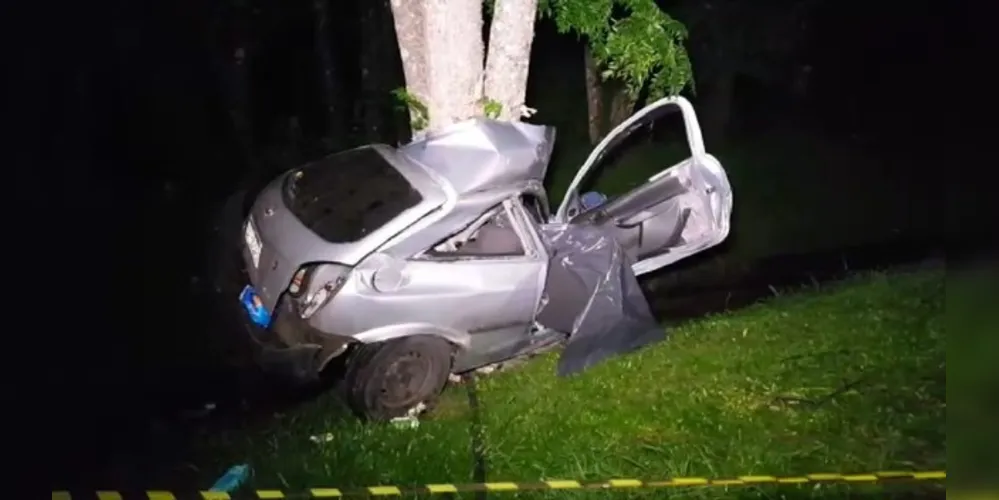 As vítimas ocupavam um automóvel Celta que ficou destruído ao atingir uma árvore