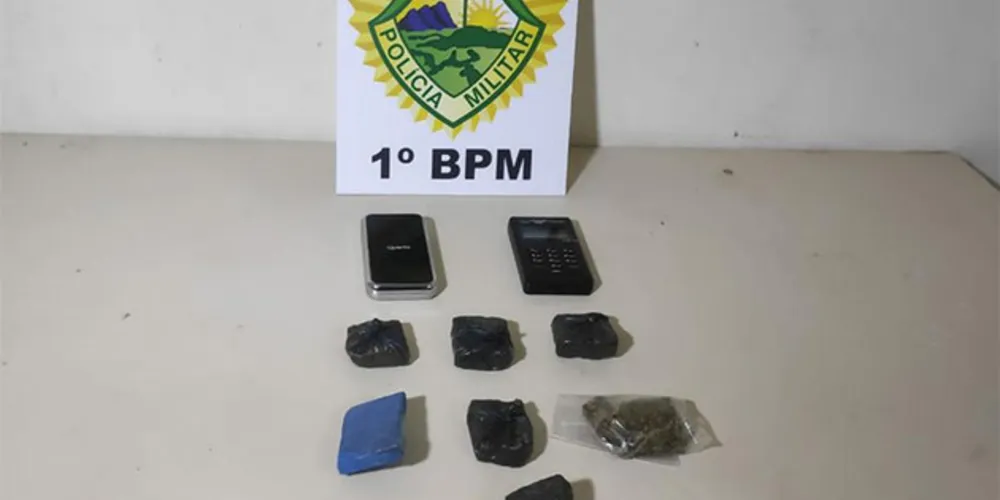 Além da maconha, policiais encontraram balança de precisão e máquina de cartão