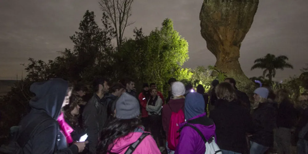 Durante o passeio, são transmitidas informações sobre astronomia e aspectos naturais da Unidade de Conservação. Ao término, é possível observar o melhor do céu noturno com um potente telescópio