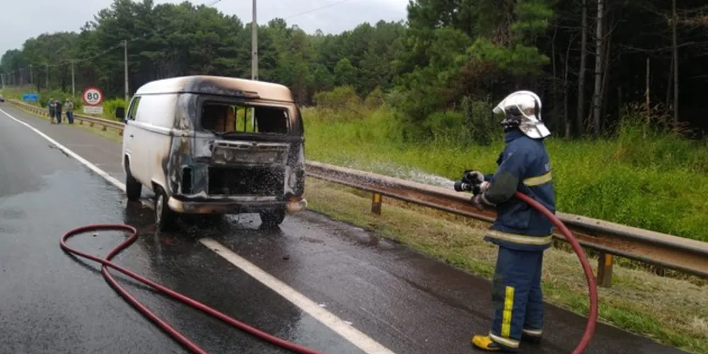 Imagem ilustrativa da imagem Incêndio em veículo deixa trânsito lento na BR-376 em PG
