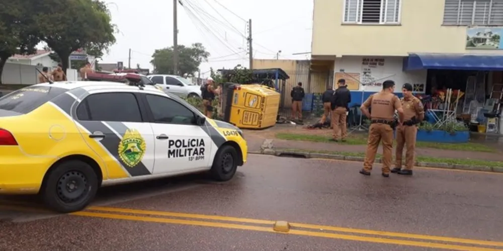 Dois assaltantes foram presos, sendo que um deles estava baleado.