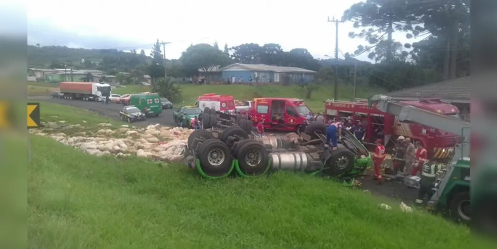 Motorista morreu na hora e corpo ficou preso às ferragens