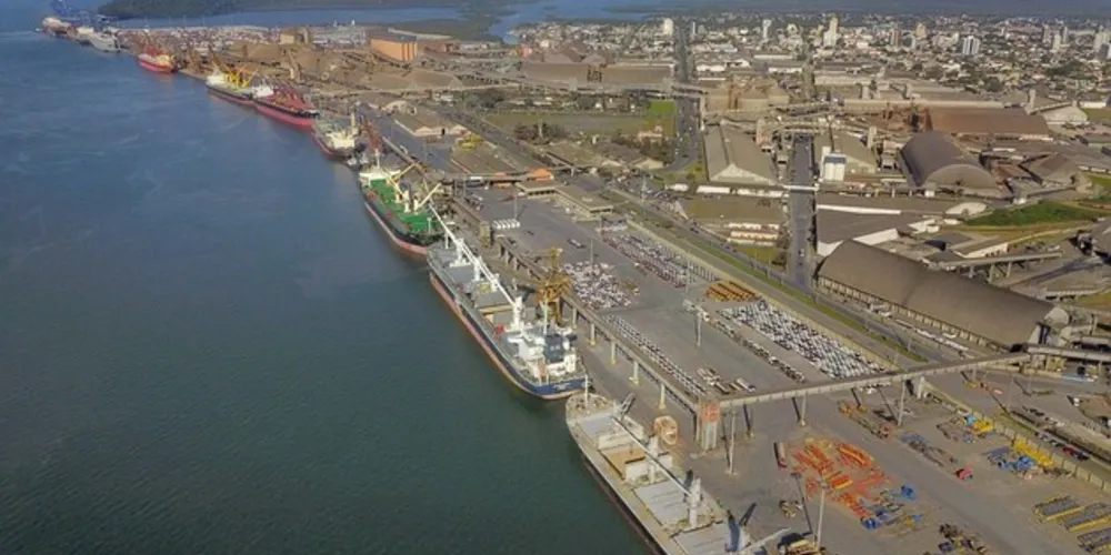 Porto de Paranaguá é o principal local de exportação do estado.